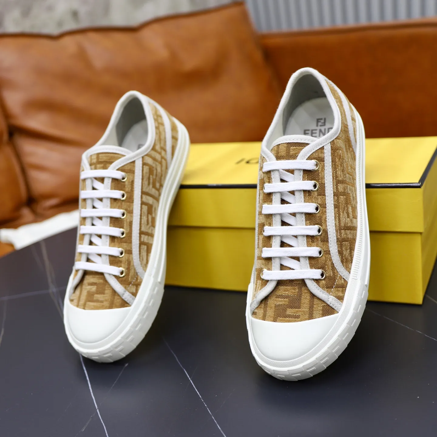 Factory price: 480 original order (couple model) Brand: FENDI Fendi 🙅‍♂️🙅‍♂️🙅‍♂️ Size: Female 35–40, Male 39-44 (45 can be customized) Grade: Official website genuine Material: Imported original LoGO fabric upper Original comfortable lining TPU wear-resistant lightweight outsole Style category: Loafers New trendy shoes Color: actual picture color